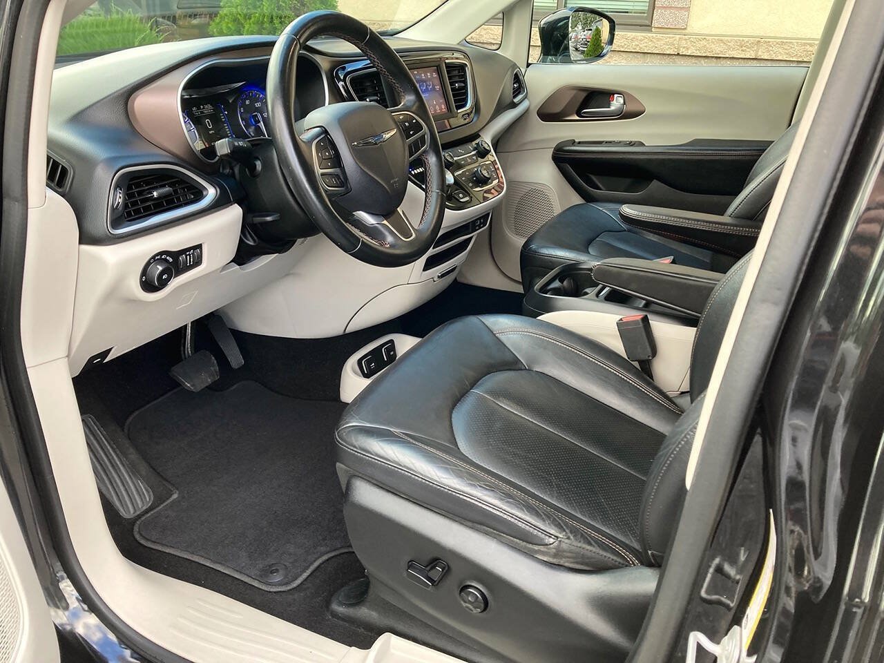 Used 2018 Chrysler Pacifica Touring-L FWD image 5
