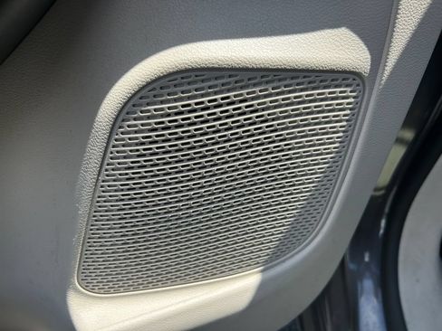 Used 2023 Chrysler Voyager LX FWD image 33