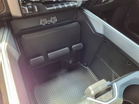 Used 2025 RAM 1500 Big Horn AWD/4WD image 10