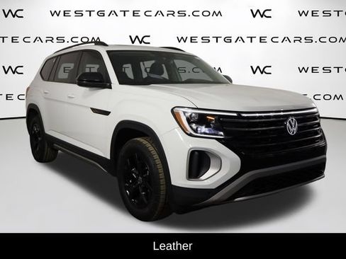 Used 2025 Volkswagen Atlas Peak Edition SE AWD/4WD image 4