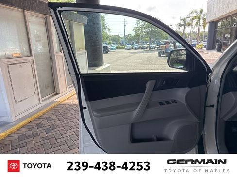 Used 2012 Toyota Highlander 4WD w/ Tow Pkg image 18