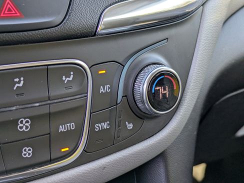 Used 2018 Chevrolet Equinox LT image 30