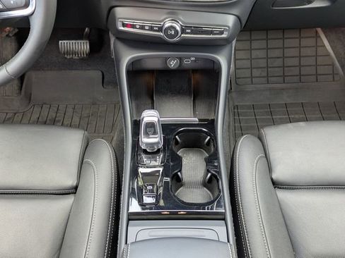 Used 2024 Volvo XC40 B5 Plus AWD/4WD image 19