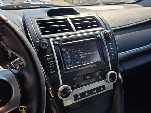 Used 2014 Toyota Camry SE FWD image 32