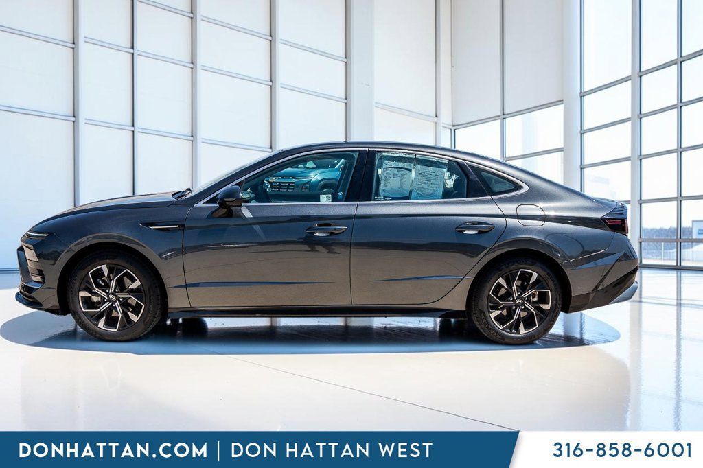 Used 2025 Hyundai Sonata SEL FWD image 2