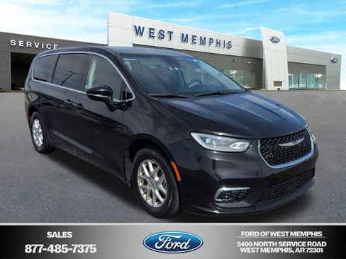 Used 2023 Chrysler Pacifica Touring-L FWD image 1