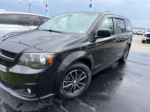 Used 2019 Dodge Grand Caravan SE image 3