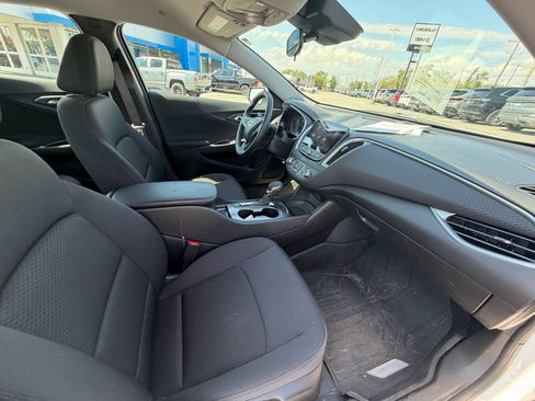 Used 2025 Chevrolet Malibu RS FWD image 13