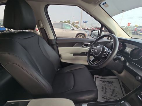 Used 2024 Kia Carnival LX image 10