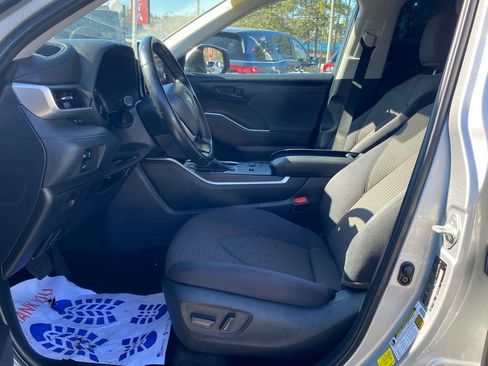 Used 2023 Toyota Highlander LE image 6