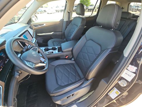 Used 2025 Volkswagen Atlas SE image 15