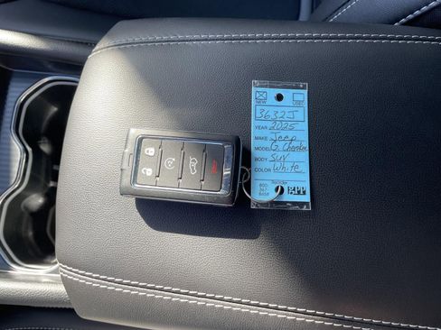 Used 2025 Jeep Grand Cherokee Altitude image 23