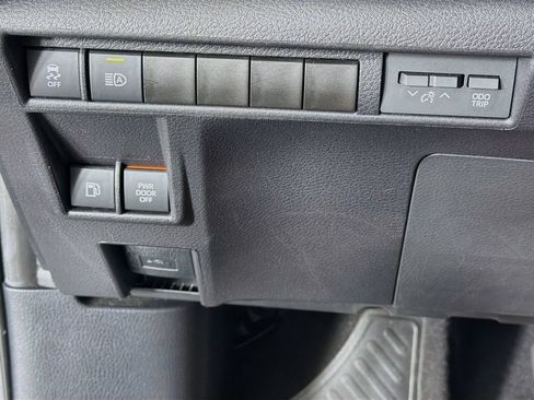 Used 2025 Toyota Sienna XLE FWD image 15