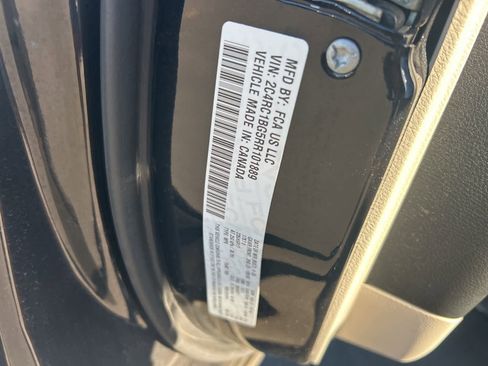 Used 2024 Chrysler Pacifica Touring-L image 40