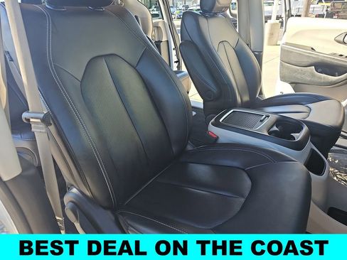Used 2024 Chrysler Pacifica Select image 10