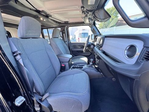 Used 2025 Jeep Wrangler Unlimited Sahara AWD/4WD image 18