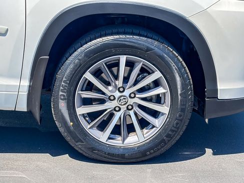 Used 2017 Toyota Highlander XLE AWD/4WD image 9