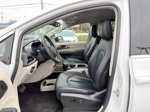 Used 2024 Chrysler Pacifica Touring-L FWD image 20