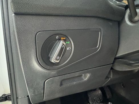 Used 2023 Volkswagen Tiguan SE w/ Panoramic Sunroof Package image 37