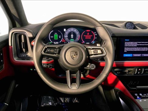 Certified 2025 Porsche Cayenne Turbo AWD/4WD image 15