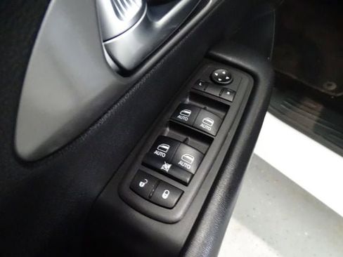 Used 2025 Chrysler Pacifica Select FWD image 10