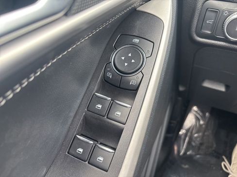 Used 2022 Ford Explorer XLT w/ Equipment Group 202A image 18