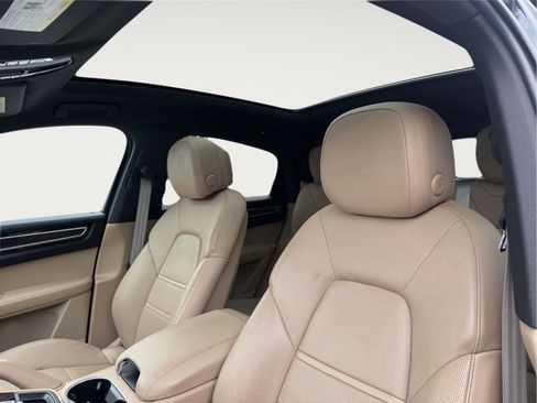 Used 2022 Porsche Cayenne Platinum Edition w/ Premium Package Plus image 9