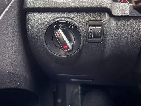 Used 2017 Volkswagen Tiguan S image 38