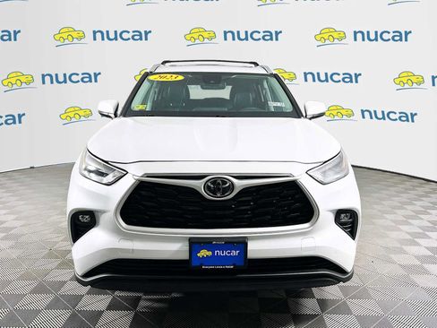 Used 2023 Toyota Highlander XLE image 2