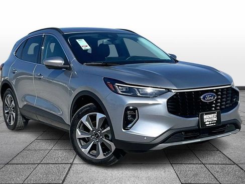 Used 2023 Ford Escape Platinum image 2