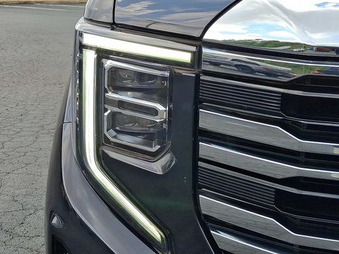 Used 2023 GMC Sierra 1500 SLT w/ SLT Premium Plus Package AWD/4WD image 9