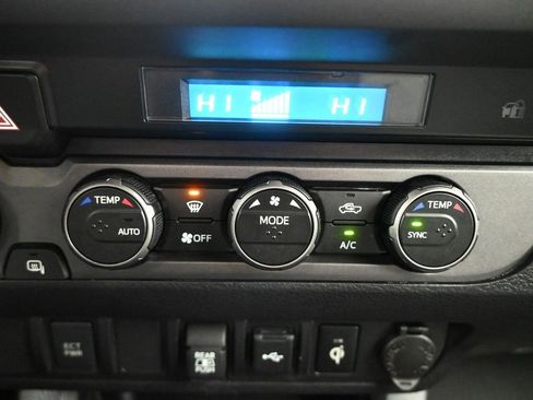 Used 2022 Toyota Tacoma TRD Off-Road image 16