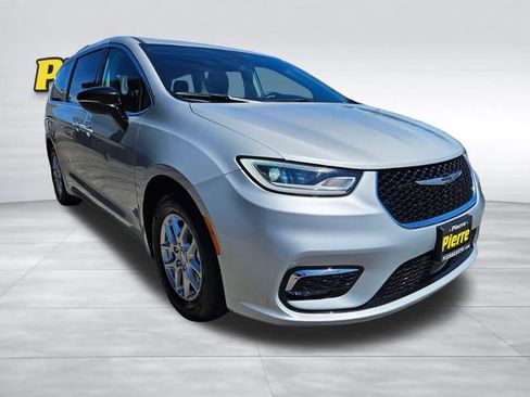 Used 2024 Chrysler Pacifica Touring-L FWD image 8