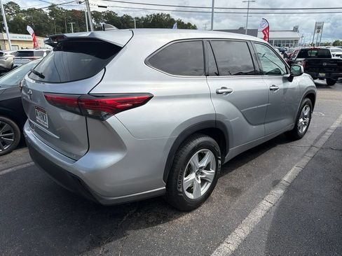 Used 2022 Toyota Highlander LE FWD image 4