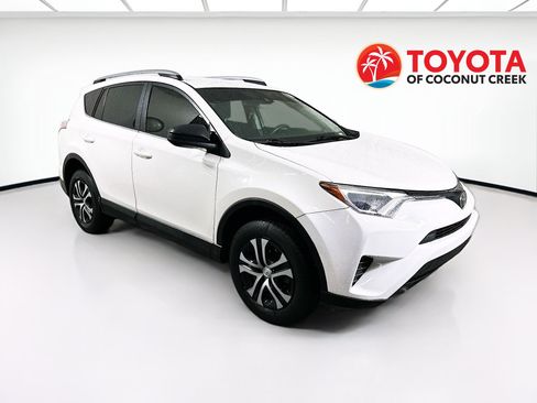 Used 2018 Toyota RAV4 LE FWD image 1
