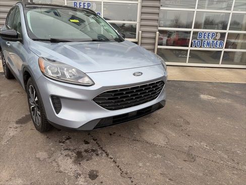 Used 2022 Ford Escape SE w/ SE Sport Appearance Package image 5