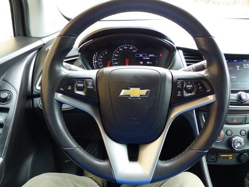 Used 2020 Chevrolet Trax LT w/ LT Convenience Package image 39