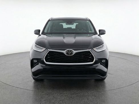 Used 2025 Toyota Highlander LE FWD image 2