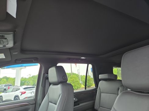 Used 2024 Chevrolet Tahoe Z71 w/ Luxury Package AWD/4WD image 19