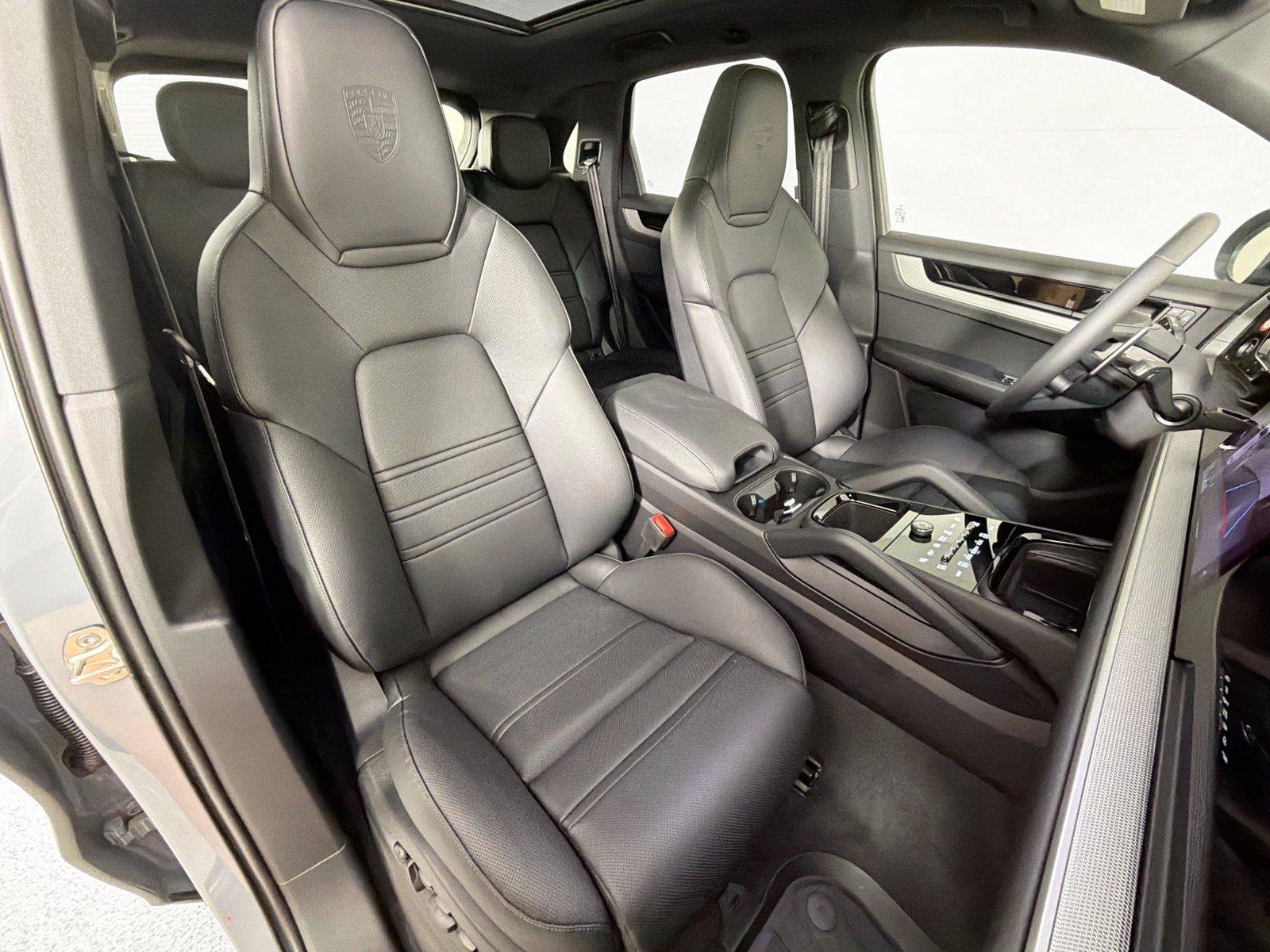 Certified 2025 Porsche Cayenne AWD/4WD image 28