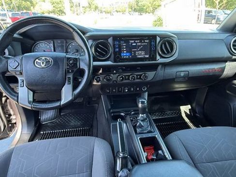Used 2018 Toyota Tacoma TRD Off-Road w/ Technology Package AWD/4WD image 18