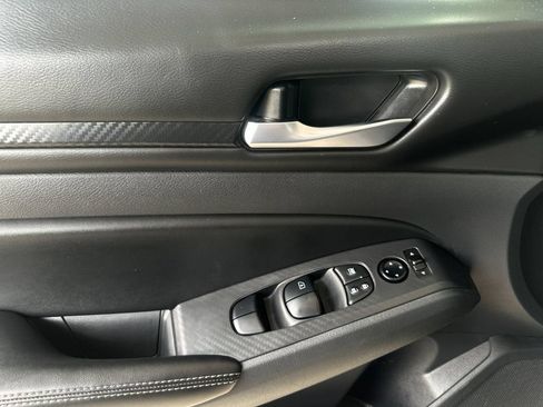 Used 2025 Nissan Altima 2.5 SV FWD image 10