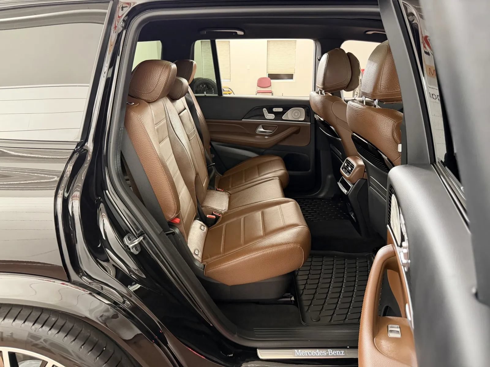 Used 2025 Mercedes-Benz GLS 450 4MATIC image 40