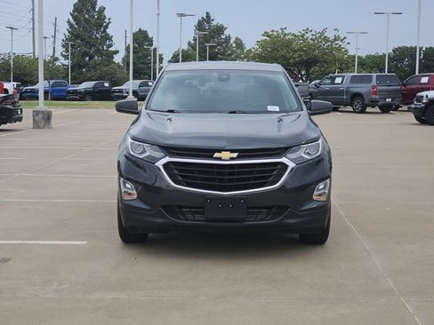 Used 2020 Chevrolet Equinox LS w/ LS Convenience Package FWD image 2