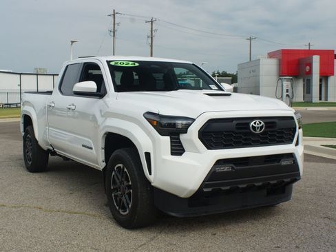 Used 2024 Toyota Tacoma TRD Sport AWD/4WD image 2