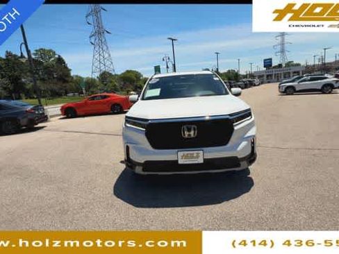 Used 2025 Honda Pilot Touring image 3