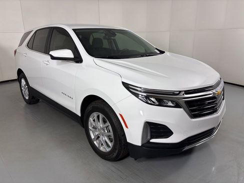 Used 2023 Chevrolet Equinox LT image 2