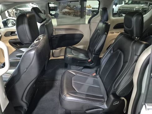 Used 2023 Chrysler Pacifica Touring-L FWD image 24