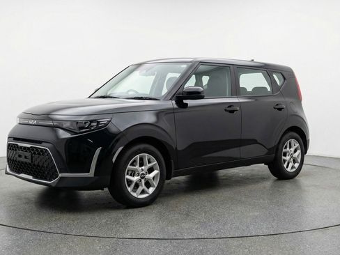 Used 2025 Kia Soul LX w/ LX Technology Package image 3