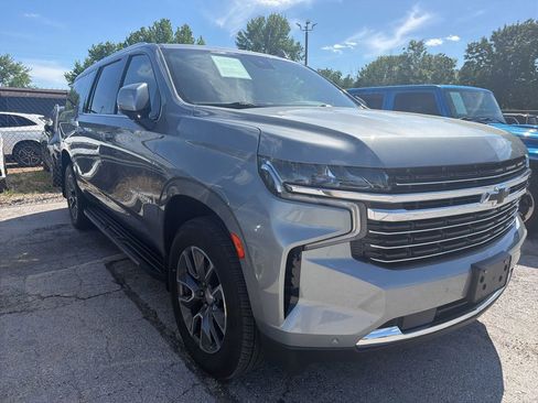 Used 2023 Chevrolet Suburban LT w/ Luxury Package AWD/4WD image 3